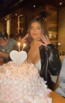 Kylie Jenner Low-Key kopieerde Ariana Grande's verjaardagsoutfit
