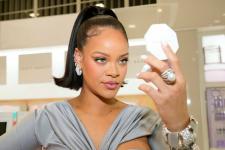 Rihanna oszałamia w srebrnym topie i długiej spódnicy z długimi nogawkami na premierze Fenty Beauty