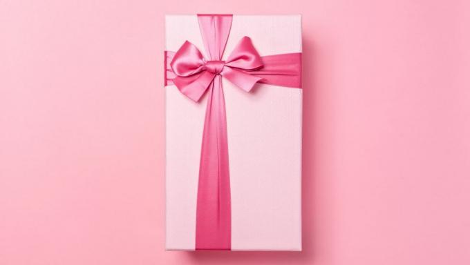 różowe pudełko upominkowe na różowo
