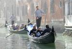 Scott Disick y Sofia Richie abrazados en una góndola en Venecia