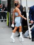 Lady Gaga ma na sobie 8-calowe buty na platformie z topem bandeau Marc Jacobs i spodenkami rowerowymi
