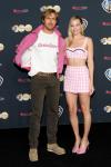 Margot Robbie a Ryan Gosling vysílají své postavy „Barbie“ v růžovém vzhledu