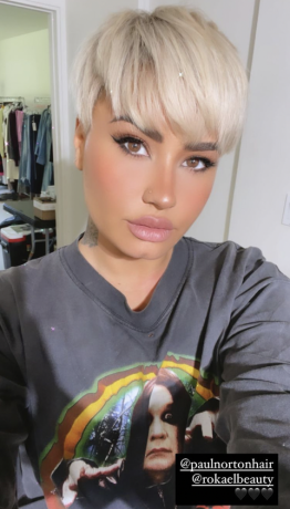 demi lovato pixie cut näsring