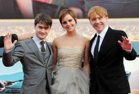 London, Anglia július 07-én embargót szabtak ki az Egyesült Királyság bulvárlapjaiban való közzétételre a dátum és idő kötelezővé tételét követő 48 óráig kredit fotó: Dave m Benettgetty képek szükségesek l to r színészek Daniel Radcliffe, Emma Watson és Rupert Grint járják a világot Harry Potter és a halál ereklyéi 2. rész premierje a Trafalgar Square-en 2011. július 7-én Londonban, Angliában fotó: dave m benettgetty képek