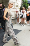 Kim Kardashian tehernadrágot visel New Yorkban