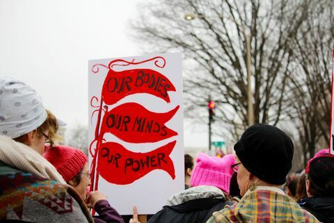 marche des femmes avec signe de protestation