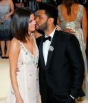 Съобщава се, че Селена Гомес прошепна „Обичам те“ на The Weeknd снощи на Met Gala