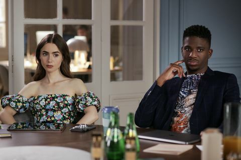 emily em paris l para r lily collins como emily e samuel arnold como luke no episódio 103 de emily em paris cr carole bethuelnetflix © 2020