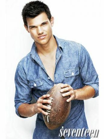 Taylor Lautner håller fotboll i denimskjorta