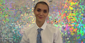 Alyson Stoner se odpira, da bo kot najstnica LGBTQ na novem videu na maturi