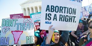 Pro choice aktivisták, akik támogatják az abortuszhoz való legális hozzáférést az Egyesült Államok Legfelsőbb Bírósága előtti tüntetésen Washingtonban, 2020. március 4-én, miközben a bíróság szóbeli érveket hallgat meg az abortuszhoz való hozzáférésről szóló louisianai törvény kapcsán az Egyesült Államok legfelsőbb éveinek első jelentős abortuszügyében A bíróság szerdán tárgyalja az elmúlt évtizedek legjelentősebb ügyét az abortusz vitatott témájában, egy állami törvény louisiana, amely megköveteli, hogy az abortuszt végző orvosok jogosultak legyenek egy közeli kórházba belépni. fotó: saul loeb afp fotó: saul loebafp via Getty Images