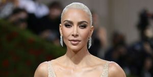 New York, New York 02 mei Kim Kardashian woont het 2022 Met Gala bij en viert in Amerika een bloemlezing van de mode op de Metropolitan Museum of Art op 02 mei 2022 in New York City foto door Dimitrios Kambourisgetty afbeeldingen voor de Met museumvogue