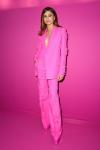 Zendaya overveldet i rosa Valentino-drakt på Paris Fashion Week