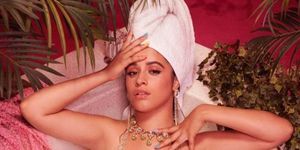 Η Camila Cabello μοιράζεται γυμνή φωτογραφία του μπάνιου και δείχνει φωτιά