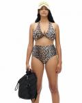 Vanessa Hudgens bærer en bikini med leopardmønster og kroppskjede