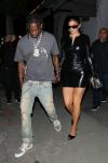 Kylie Jenner trägt mit Travis Scott ein kleines schwarzes Latexkleid