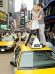 Sexiga modeller stjäl en smooch i NYC!