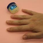 指を磨かずに爪をペイントする方法—ヴァセリンマニキュアのヒント