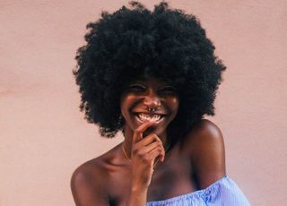 Porady, jak dbać o skórę bogatą w melaninę