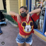 Ο Addison Rae φορούσε ένα Mickey Crop Top και ένα κοντό σορτς στη Disneyland