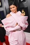 Kylie Jenner y Travis Scott caminan juntos por la alfombra roja de los Premios Grammy 2019 (Fotos)