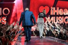Hailey Baldwin, Eminem adresserer pistolvold ved iHeartRadio Awards 2018