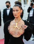 Bella Hadid bar ett Schiaparelli -halsband som topp på den röda mattan i Cannes