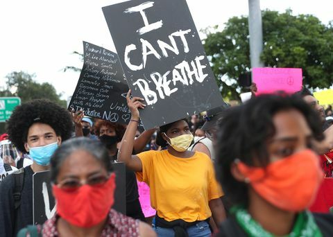 διαδηλωτές διαδηλώνουν στο Μαϊάμι ενάντια στο θάνατο του Τζορτζ Φλόιντ από αστυνομικό στη Μινεάπολη