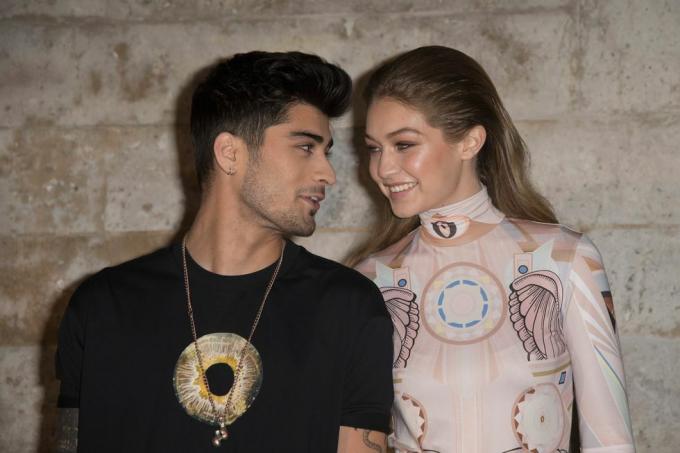 paris, france octobre 02 zayn malik et gigi hadid assistent au défilé givenchy dans le cadre de la mode parisienne semaine femme printemps été 2017 le 2 octobre 2016 à paris, france photo de dominique charriauwireimage