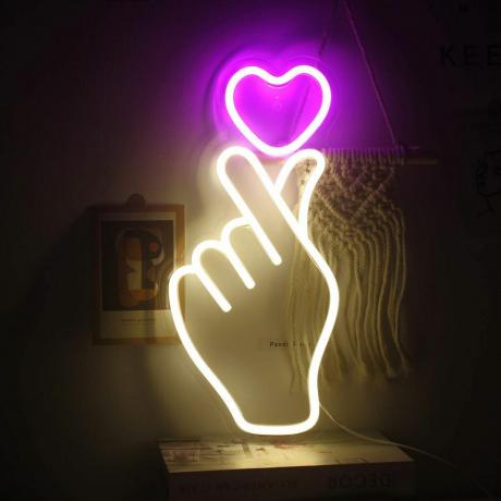Semne de neon cu gestul inimii