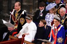 Waarom Prins Louis de kroning verliet kort nadat hij geeuwend was gefotografeerd