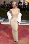 Kim Kardashian heeft de iconische kruishanger van prinses Diana gekocht