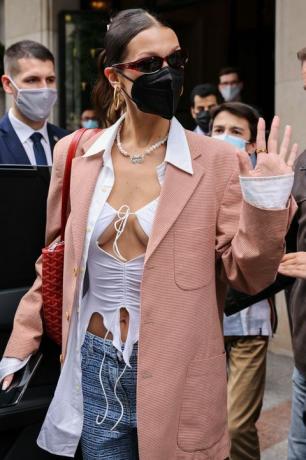 paris, frankrike juli 01 bella hadid ses lämna sitt hotell den 01 juli 2021 i paris, frankrike foto av pierre suugc images