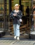 Ariana Grande Londra'da Günlük Stile Nadir Bir Bakış Gösteriyor