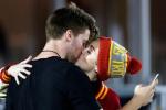 Miley Cyrus Patrick Schwarzenegger całuje mecz piłki nożnej USC