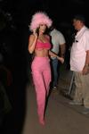 Megan Fox atrodė kaip Pamela Anderson su pūkuota Barbiecore kepure