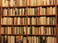 यह किताबों की दुकान महिलाओं के इतिहास माह के लिए पुरुषों द्वारा सभी पुस्तकों को छुपा रही है
