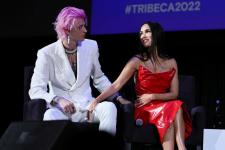 Megan Fox en MGK droegen bloedoutfits naar het Tribeca Film Festival