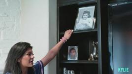 Kylie Jenner trzyma oprawione zdjęcie Tygi w swoim salonie