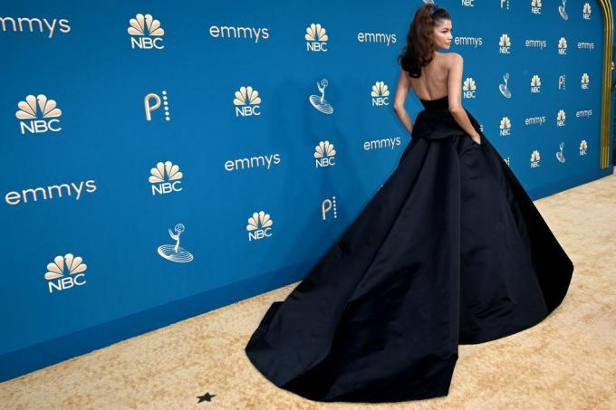 zendaya na rdeči preprogi podelitve emmyjev 2022