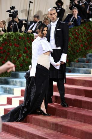 new york, new york mai 02 l r kourtney kardashian et travis barker assistent au gala du met 2022 célébrant en amérique un anthologie de la mode au Metropolitan Museum of Art le 02 mai 2022 à new york photo de jamie mccarthygetty images