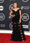 JoJo Siwa droeg voor het eerst een jurk en hakken tijdens de American Music Awards 2021