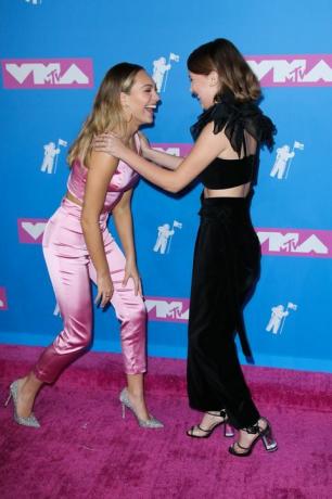 Maddie Ziegler e Millie Bobby Brown ai VMAs