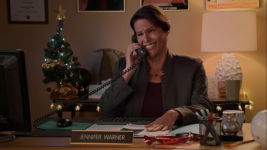 Kto je vysokoškolská poradkyňa, pani Warnerová, v sezóne 2 „Nikdy som nikdy“?