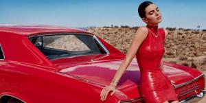 Kendall Jenner Slays sarkanā, pieguļošā lateksa minikleitā