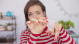 El nuevo video de Ingrid Nilsen explica exactamente cómo usar una copa menstrual