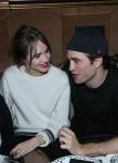 Robert Pattinson och Suki Waterhouse slutför tidslinjen för förhållandet