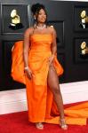 Megan Thee Stallion draagt ​​oranje jurk bij de Grammy's in 2021