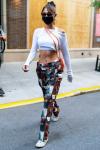 Bella Hadid indossa la borsa Telfar e i pantaloni Playboy esauriti a New York