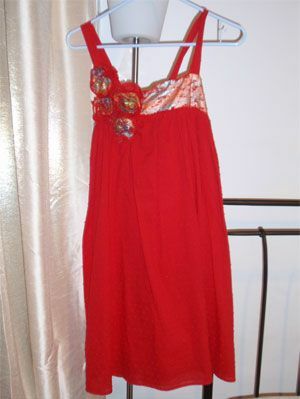 Produkt, tekstil, rød, ett stykke plagg, kjole, dagskjole, kleshenger, mønster, rødbrun, utsmykning, 
